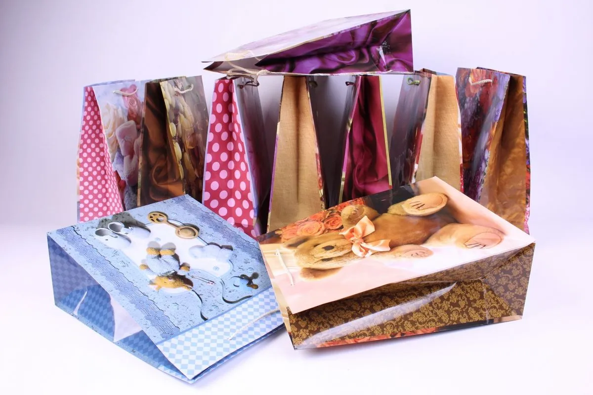 Сумка подарочная ламинированная, 26х32см; Китай