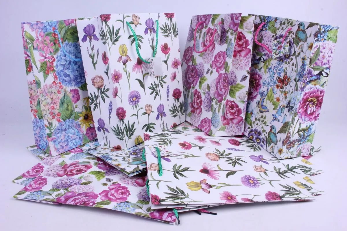 Сумка подарочная матовая Цветы, 18х23х10см ; Китай