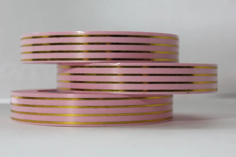 Лента пластик с золотой полоской, 2смх45м; Россия