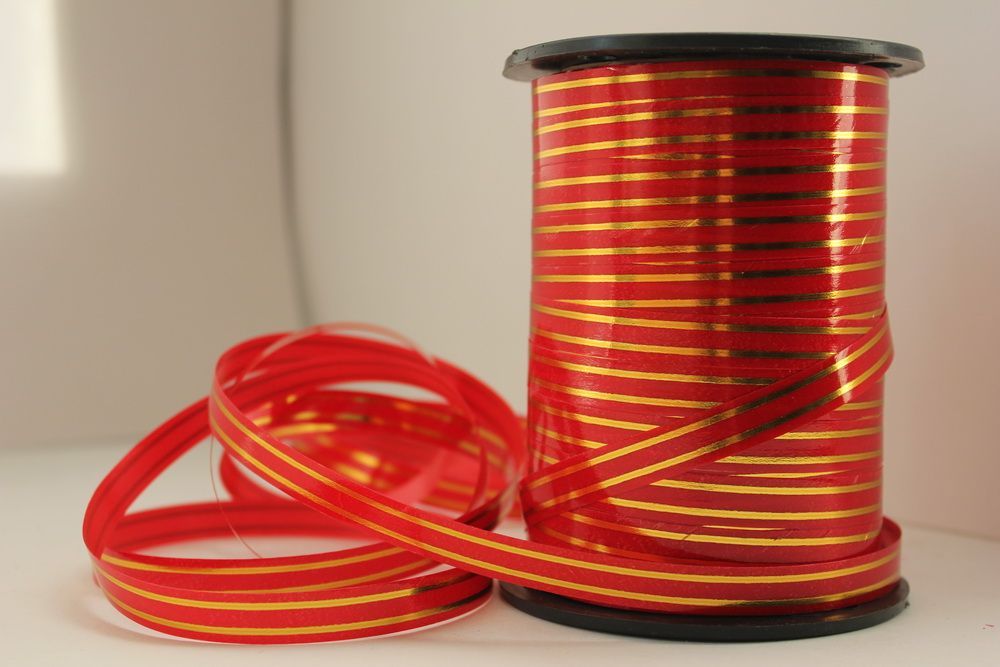 Лента в бобине пластик с золотой полоской, 1смх90м; Россия